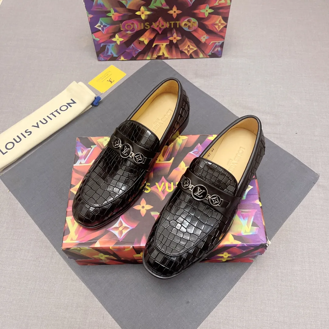 p440【LV】《Lv leather shoes are a must-have for trendy men. 👟Strong European fashion atmosphere. Generous shoe last. High-end quality. Fully imported first-layer cowhide. Sheepskin lining. Comfortable on the feet. Lightweight rubber outsole is thick and comfortable. 👍👍Its unique talent lies in its unremitting pursuit of innovation. 0️⃣0️⃣2️⃣ Code number 39 to 44 (Can be customized for 38.45) No. 0117